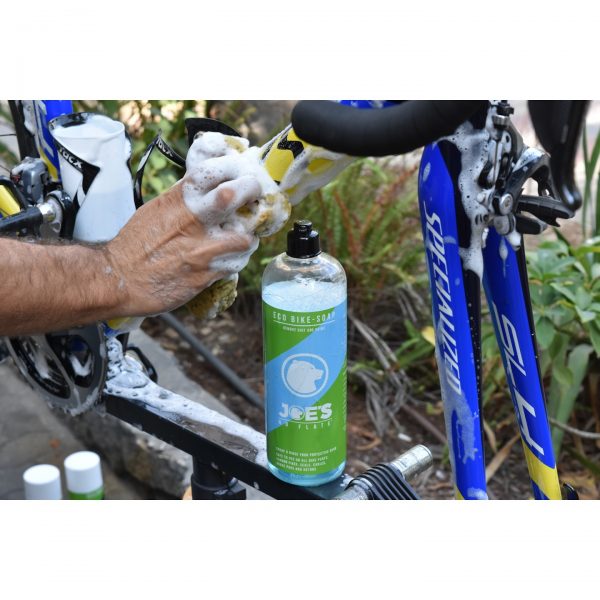 Καθαριστικό_Joe_s_Eco_Bike_Soap_1Lt_2 Joes eco bike soap Απομακρύνει αποτελεσματικά τη βρομιά και τη μάκα, αφήνοντας πίσω του γυαλιστερή καθαριότητα.