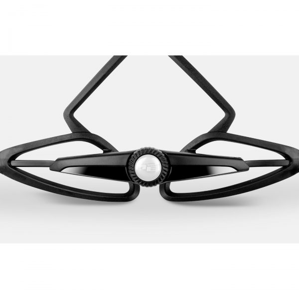 Κράνος_MET_Τριάθλου_Codatronca_Black_Red_Glossy_3 Η εμπρός όψη του Codatronca έχει φαρδύ σχεδιασμό για να κατευθύνει τον αέρα πάνω από τους ώμους του αναβάτη, μια φυσική περιοχή αναταράξεων που δημιουργεί αντίσταση.