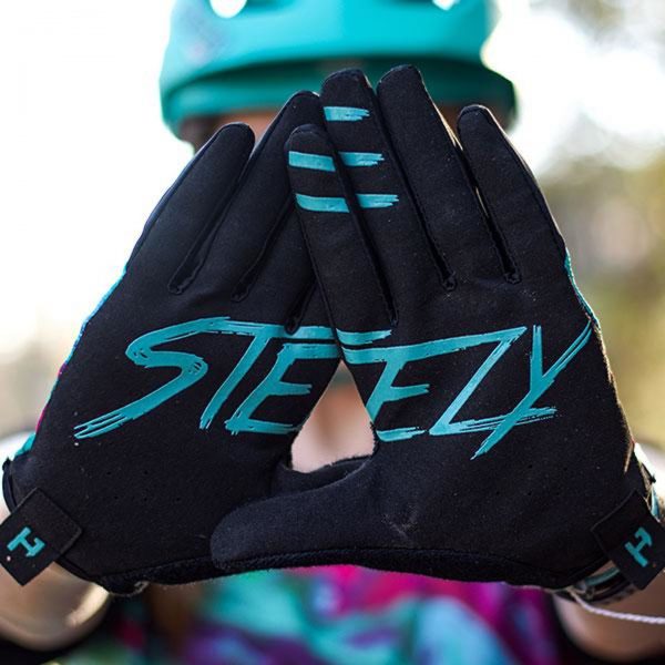 Η Handup έχει δημιουργήσει αυτά τα ποιοτικά γάντια, μόνο και μόνο για να τα λερώσεις.