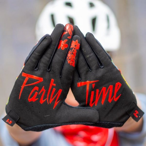 Γάντια_Handup_Red_Floral_5 Η Handup έχει δημιουργήσει αυτά τα ποιοτικά γάντια, μόνο και μόνο για να τα λερώσεις.