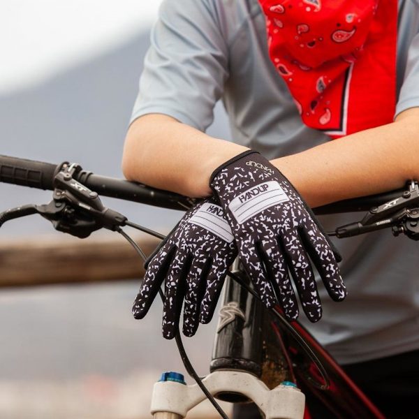 Η Handup έχει δημιουργήσει αυτά τα ποιοτικά γάντια, μόνο και μόνο για να τα λερώσεις.