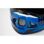 Το Legit είναι ένα κράνος, εφοδιασμένο με χαρακτηριστικά που έχουν εμπνευστεί από το αγωνιστικό τμήμα της Bluegrass.