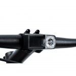 Ο ασύμμετρος σχεδιασμός του, του επιτρέπει να τοποθετηθεί στο κέντρο του τιμονιού για να πέφτει η δέσμη φωτός ακριβώς εμπρός.