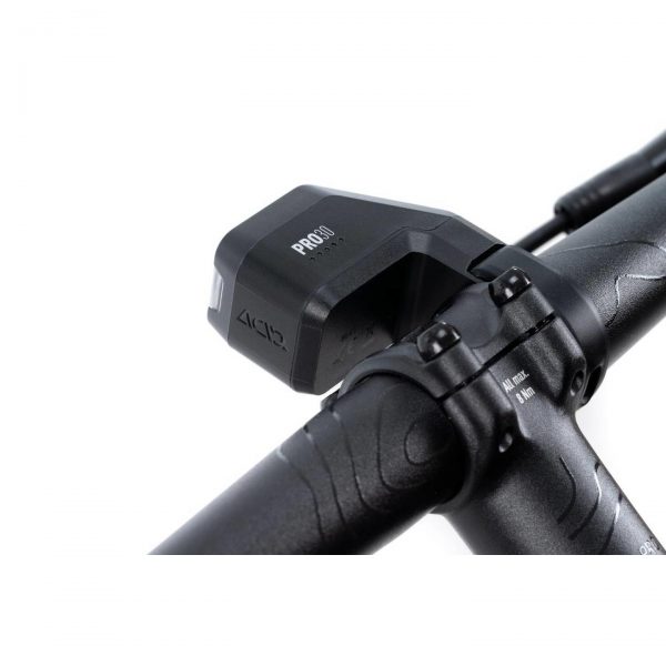 Φως_Ποδηλάτου_Εμπρόσθιο_Acid_Front_Light_Pro_30_5 Ο ασύμμετρος σχεδιασμός του, του επιτρέπει να τοποθετηθεί στο κέντρο του τιμονιού για να πέφτει η δέσμη φωτός ακριβώς εμπρός.